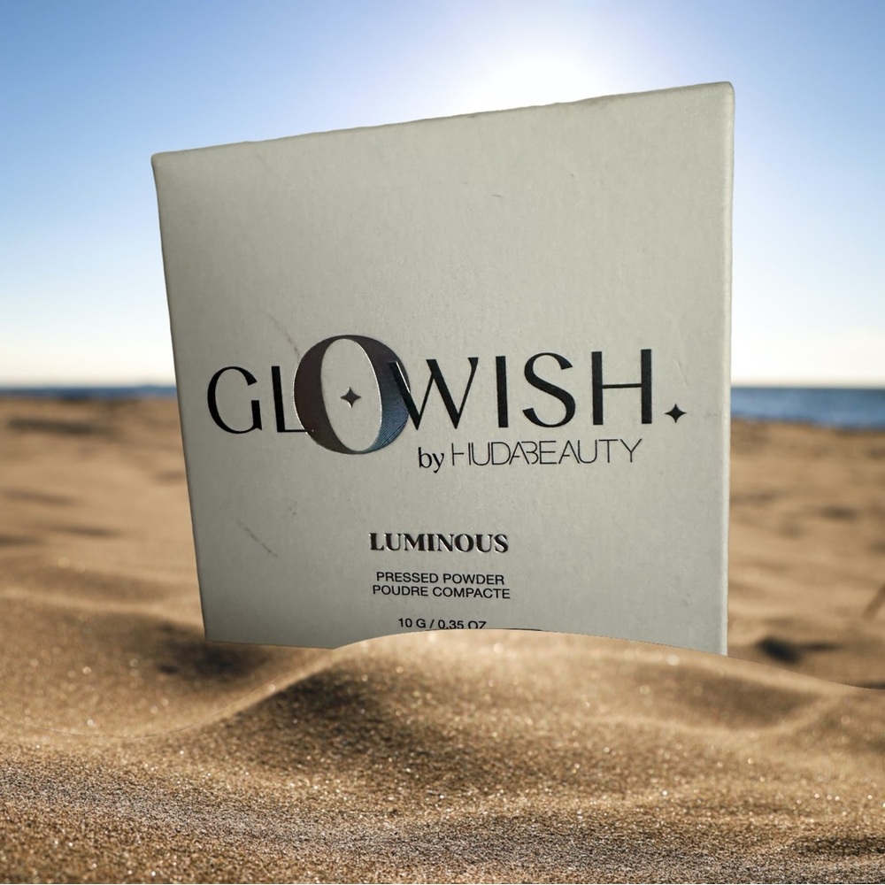 HUDA BEAUTY GloWish Lightweight Luminous Pressed Powder in 08 Tan NIB